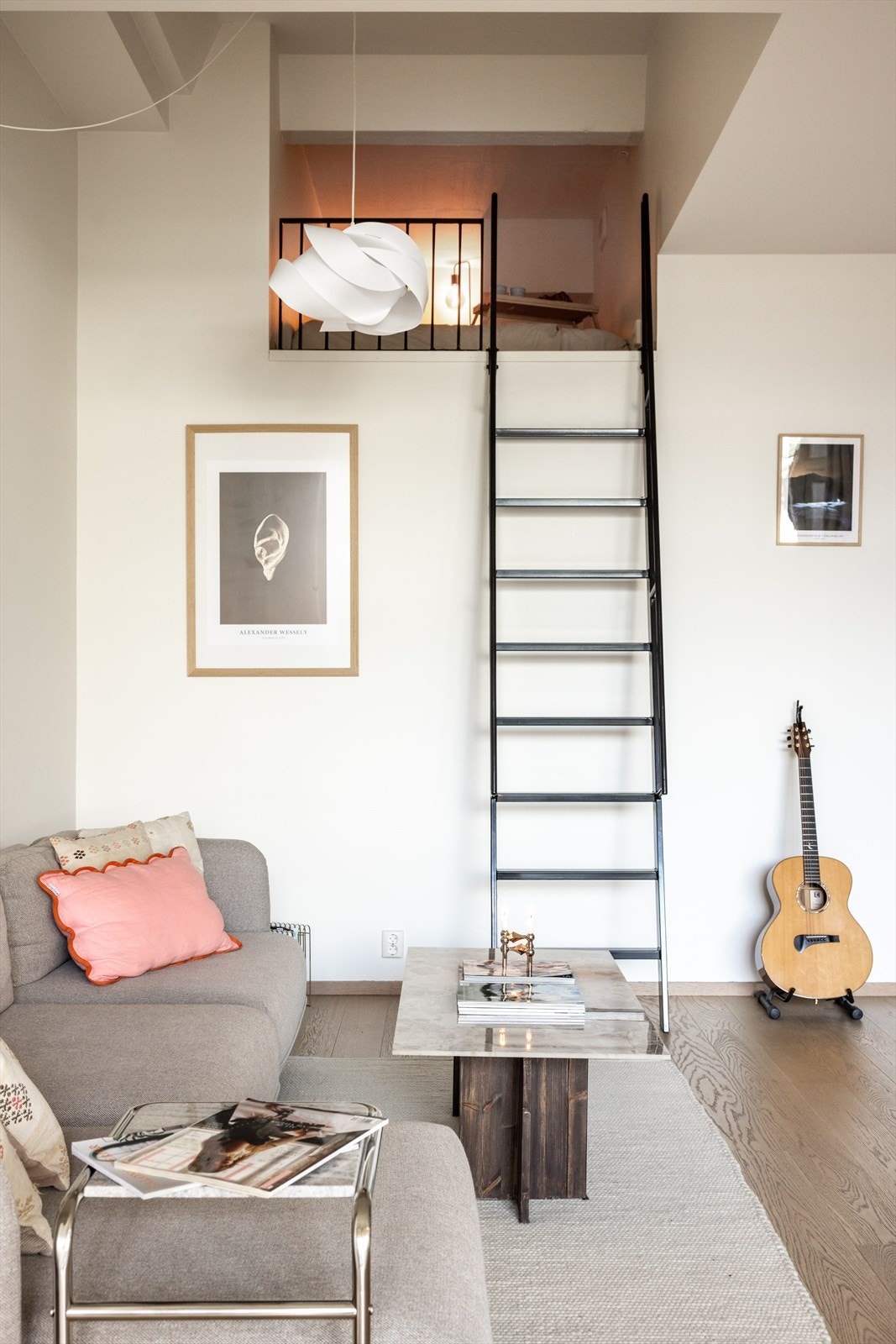 Fra stuen er det en praktisk stige som leder opp til en romslig hems. Galleribilde