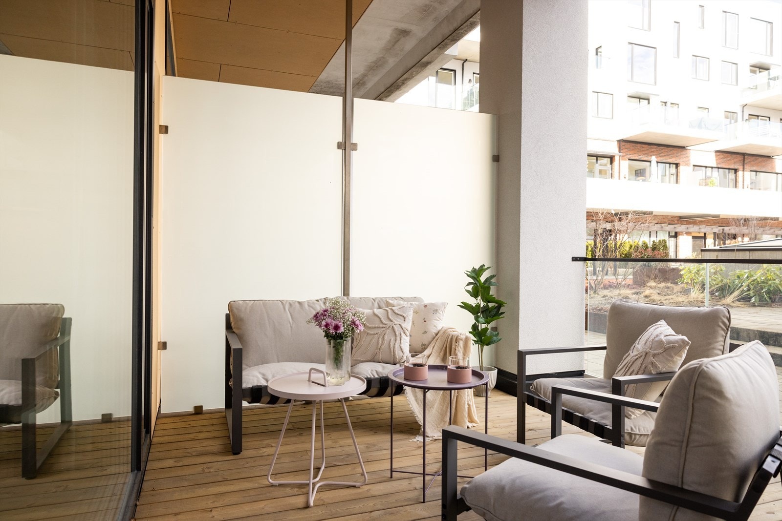 En svært innbydende og delikat leilighet med en romslig balkong, generøs takhøyde og store vindusflater. Galleribilde