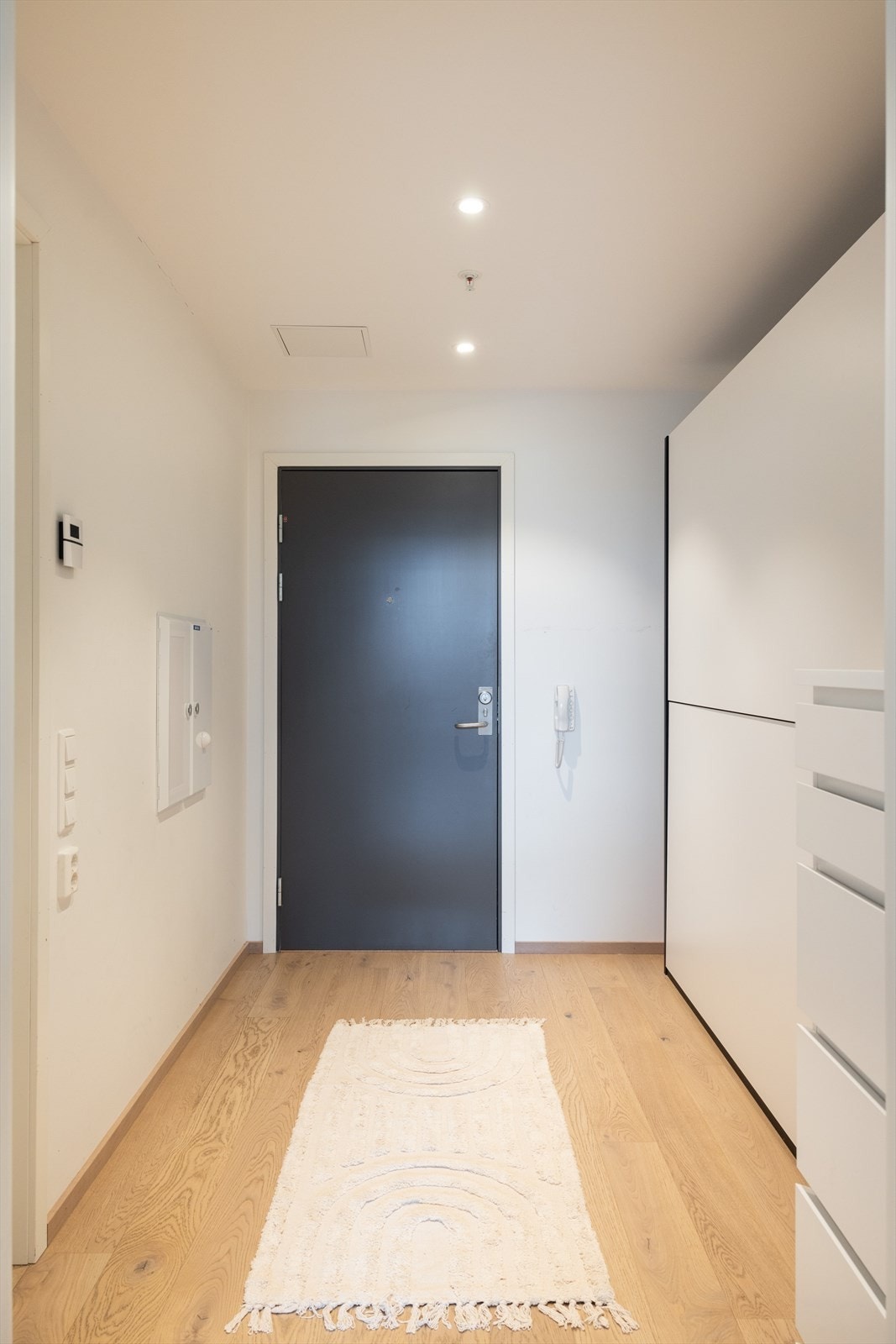 Velkommen hjem! Leiligheten har en innbydende entré som skaper et umiddelbart godt førsteinntrykk. Galleribilde