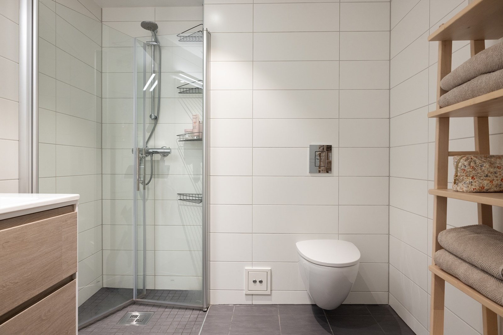 Videre er det opplegg for vaskemaskin og balansert ventilasjon. Galleribilde