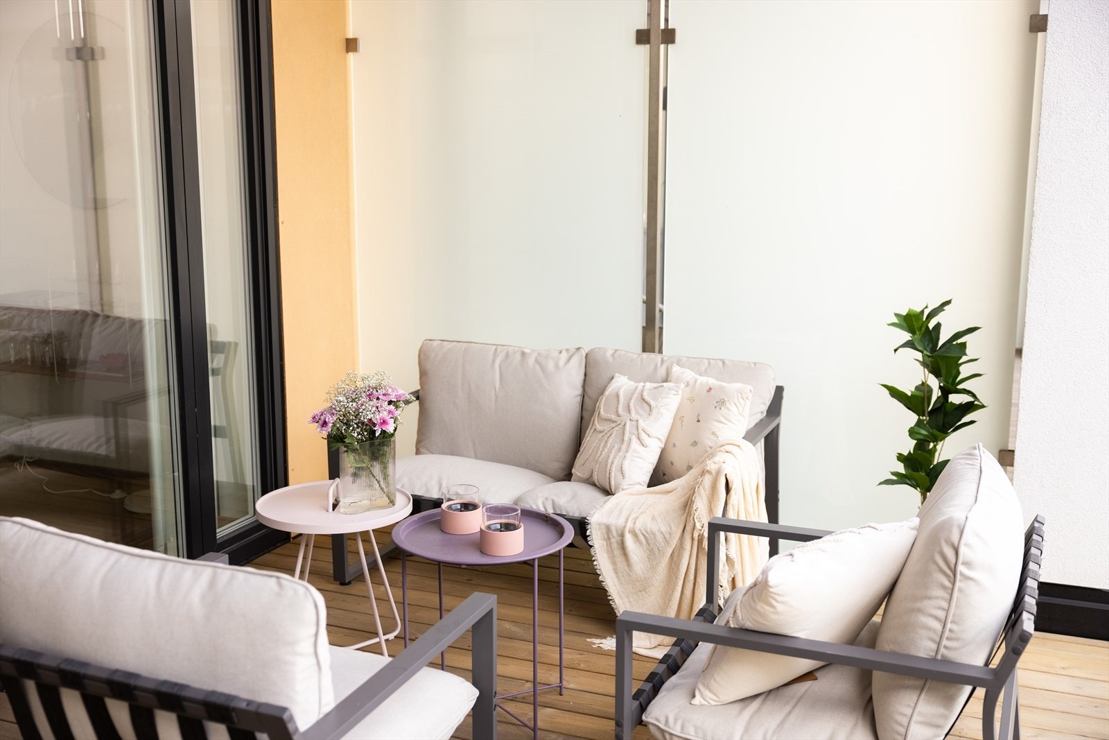 Balkongen er romslig og kan naturlig deles inn i ulike soner med utemøbler, grill og beplantning. Galleribilde