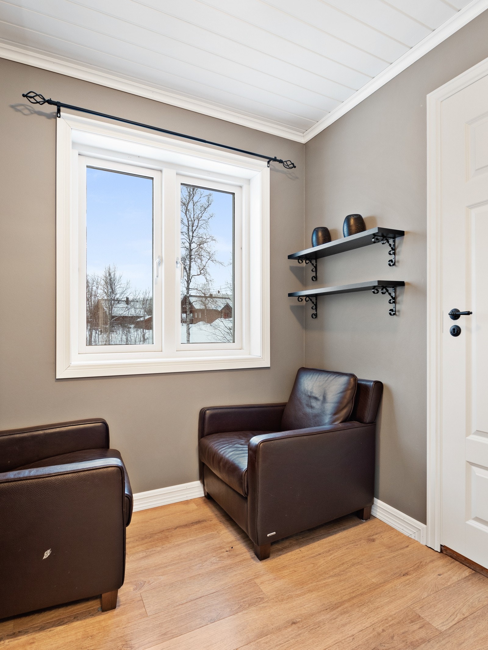 Lite oppholdsrom i hovedetasje Galleribilde