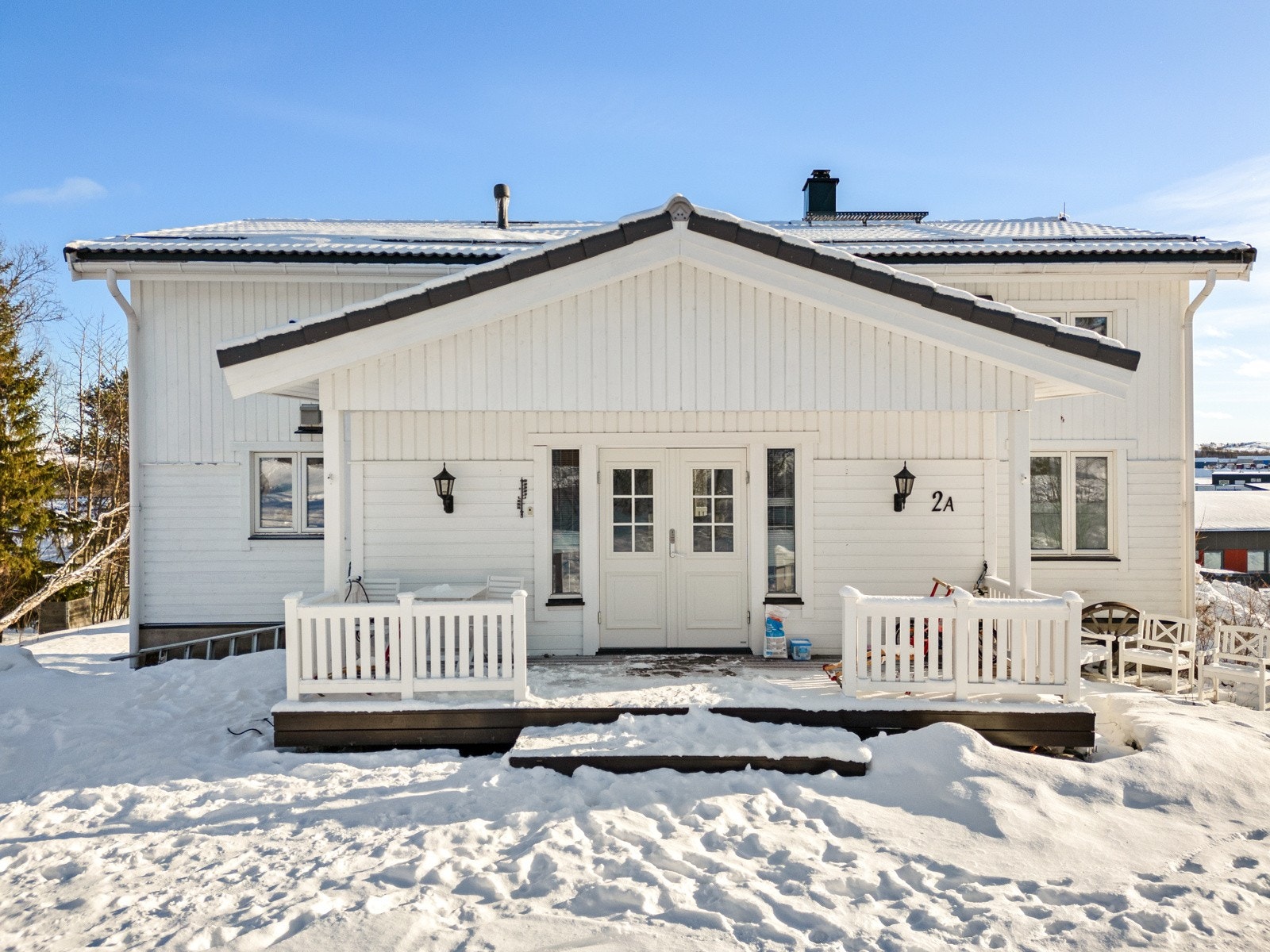 Inngangspartiet til hoveddelen er overbygget, og inngangsdøren er en herskapelig dobbeldør Galleribilde