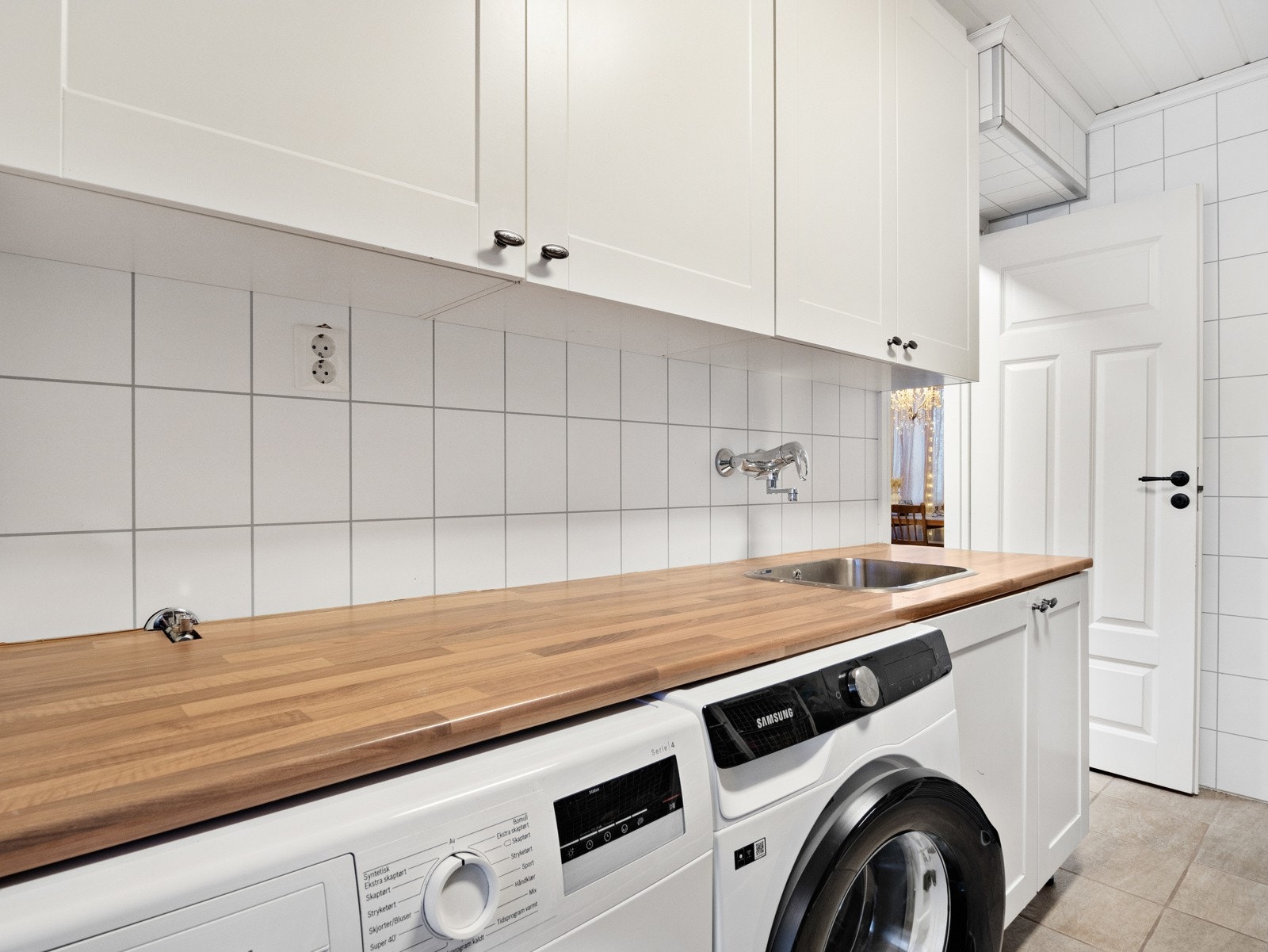 Vaskerommet har inngang både fra hallen og fra kjøkkenet Galleribilde