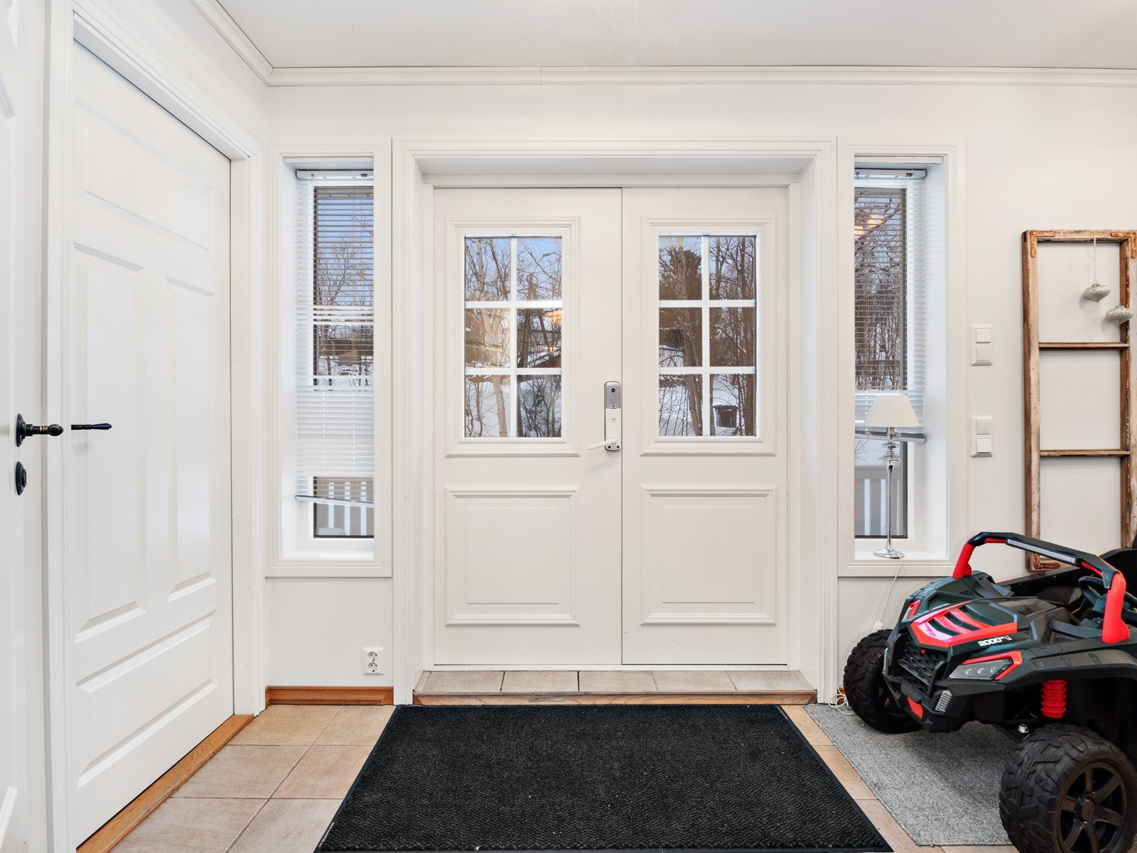 Hallen sett mot utgangsdør med dør til walk-in garderobe til venstre Galleribilde