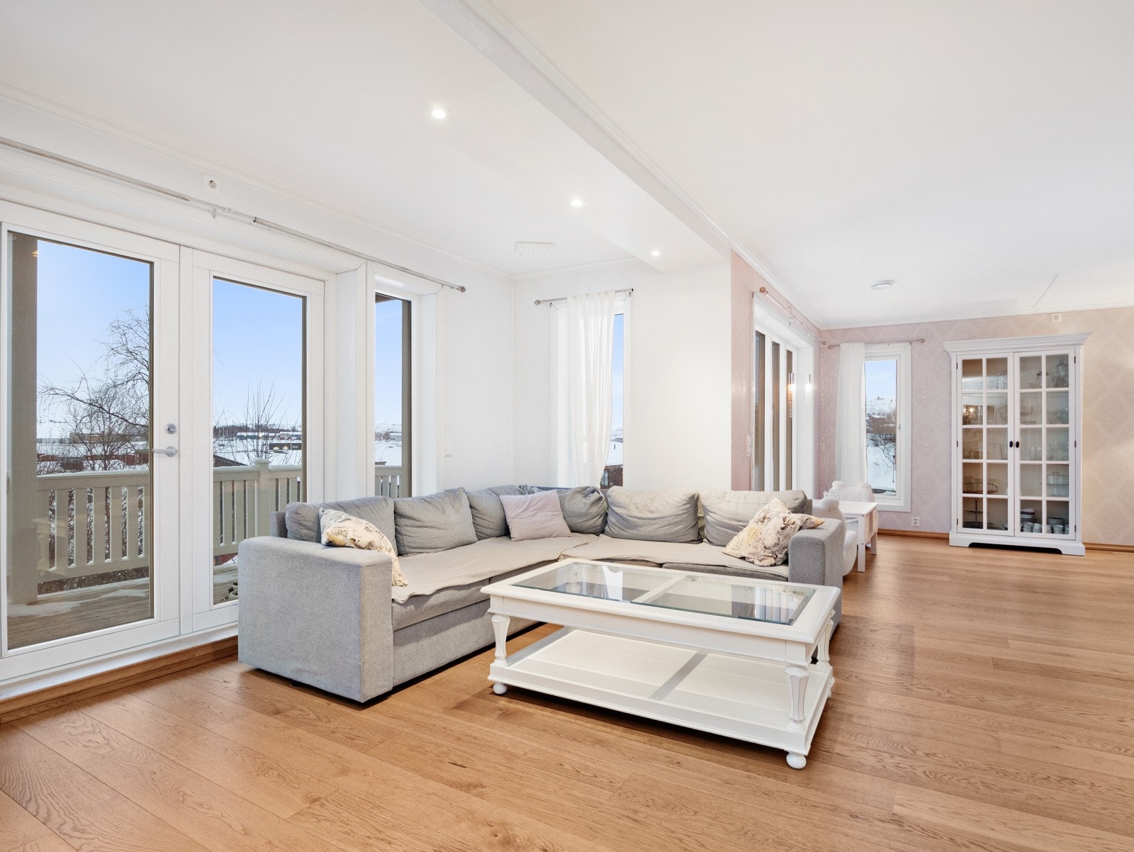 Store vindusflater mot sør og vest sørger for godt med naturlig lys Galleribilde