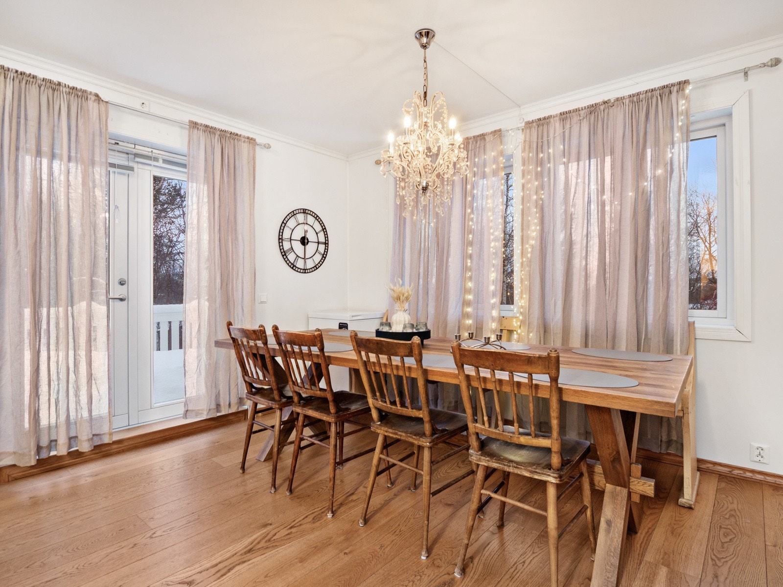 Det er utgang til balkong fra kjøkkenet og store vinduer Galleribilde