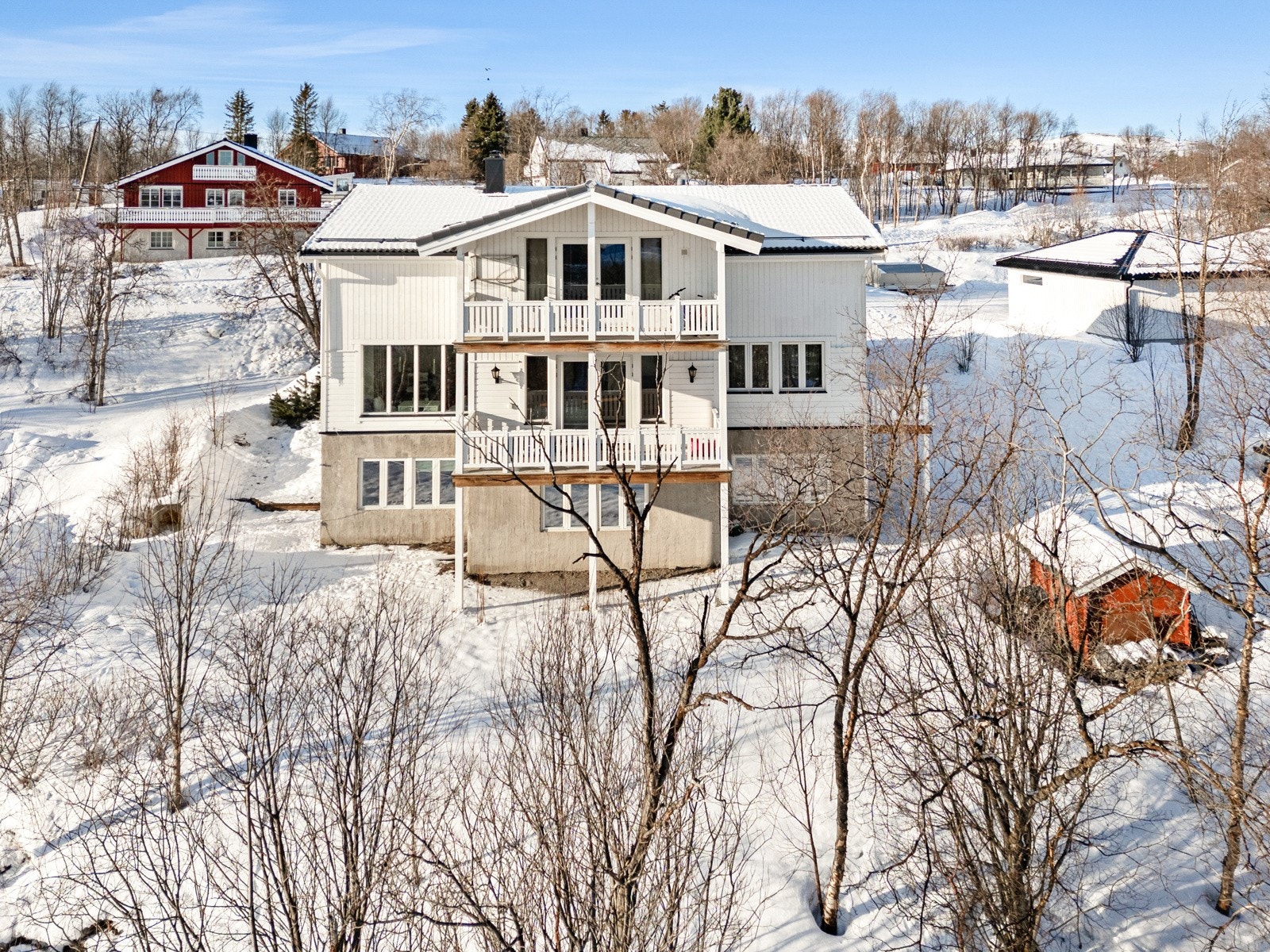 I underetasjen er det to utleieleiligheter som har inngang på kortsidene av huset Galleribilde