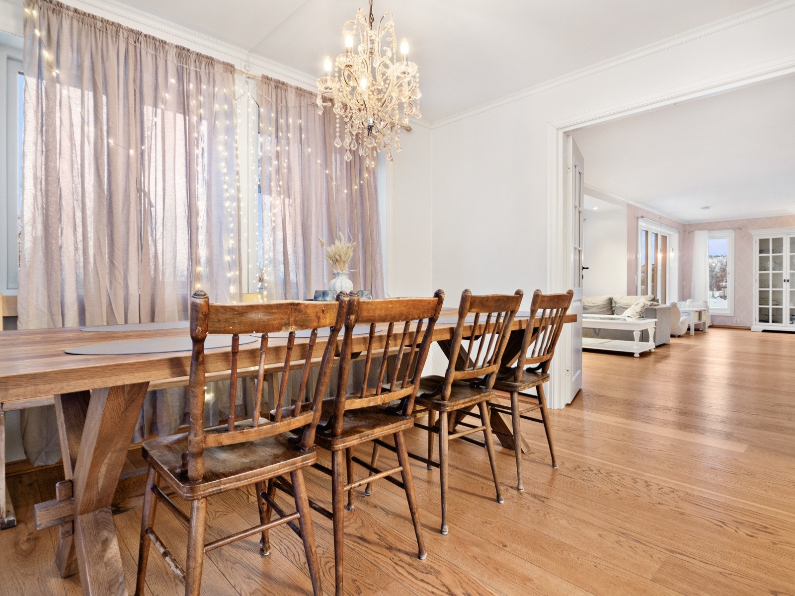 Det er dobbeldør mellom stuen og kjøkkenet, og i overgangen er det plass til stort spisemøblement Galleribilde