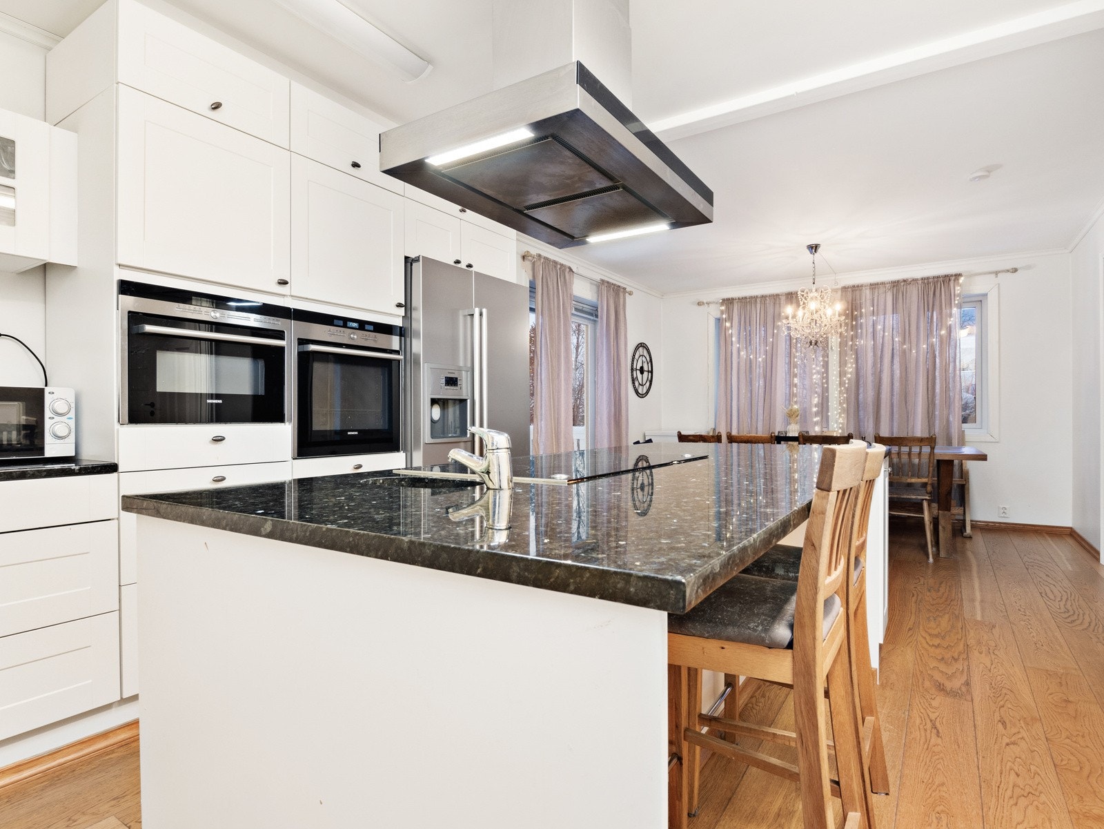 Kjøkkenet har rikelig med benkeplass, og stor, stilig kjøkkenøy med koketopp mm i sentrum Galleribilde