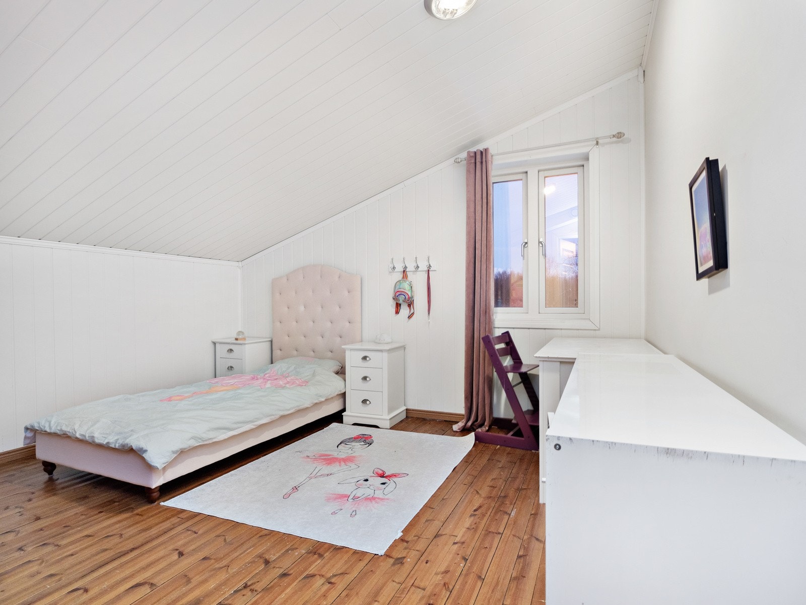 Soverom 2 er stort og lyst, og har god plass til stor seng og oppbevaring Galleribilde