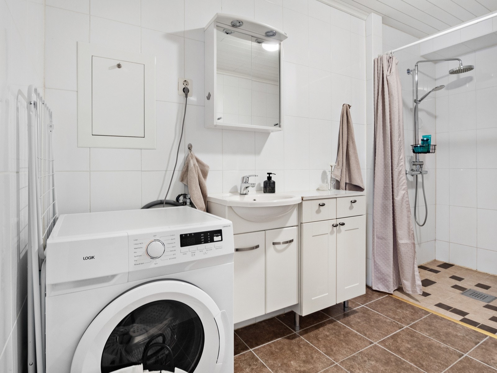 Baderommet i leilighet 2 har innredning, dusjnisje, toalett og oppleggg for vaskemaskin Galleribilde