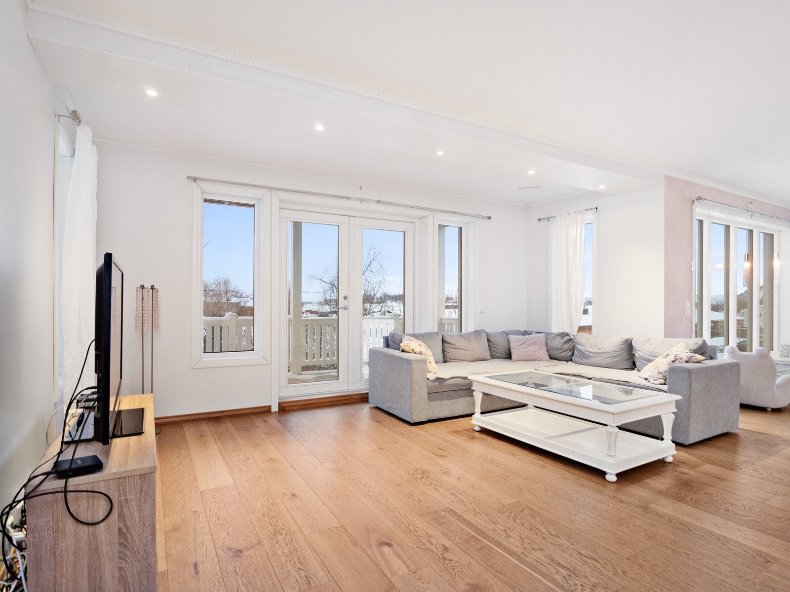 Stuen er stor og lys, og det er utgang til stor, overbygget veranda Galleribilde