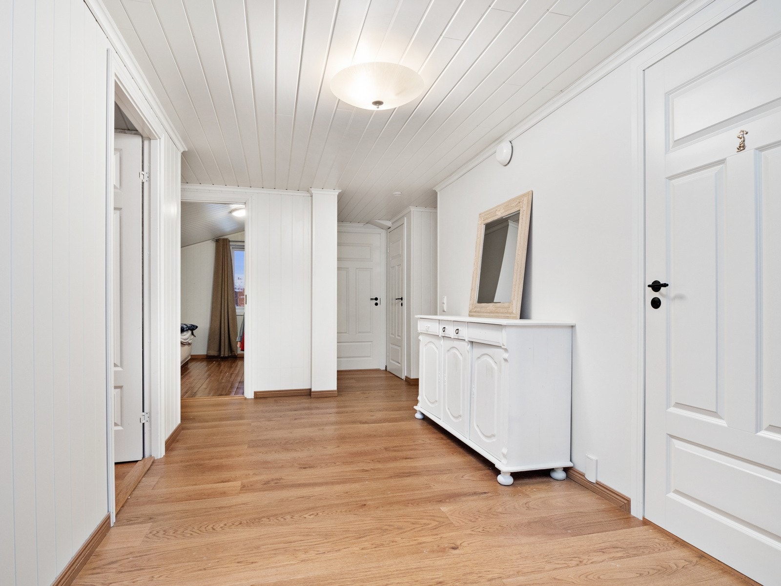 Fra motsatt ende av gangen - hovedsoverom rett frem Galleribilde