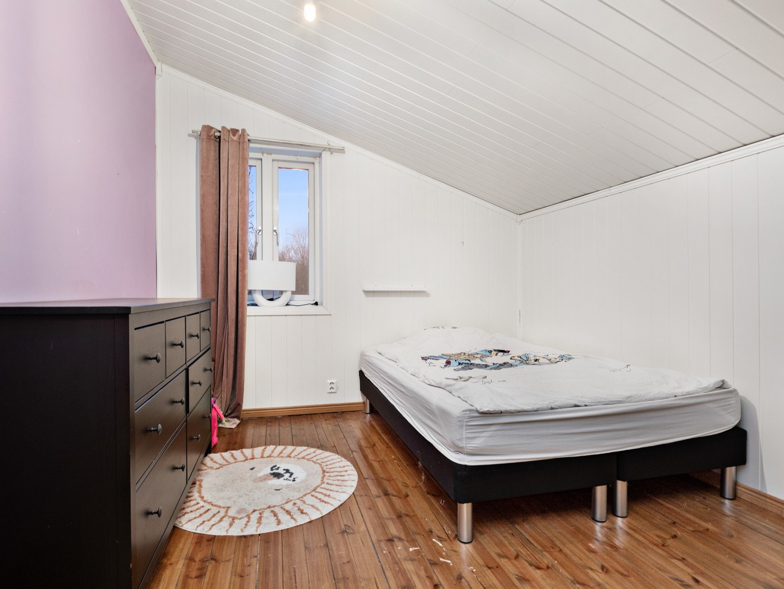 Soverom 3 er også romslig og har god plass til stor seng Galleribilde