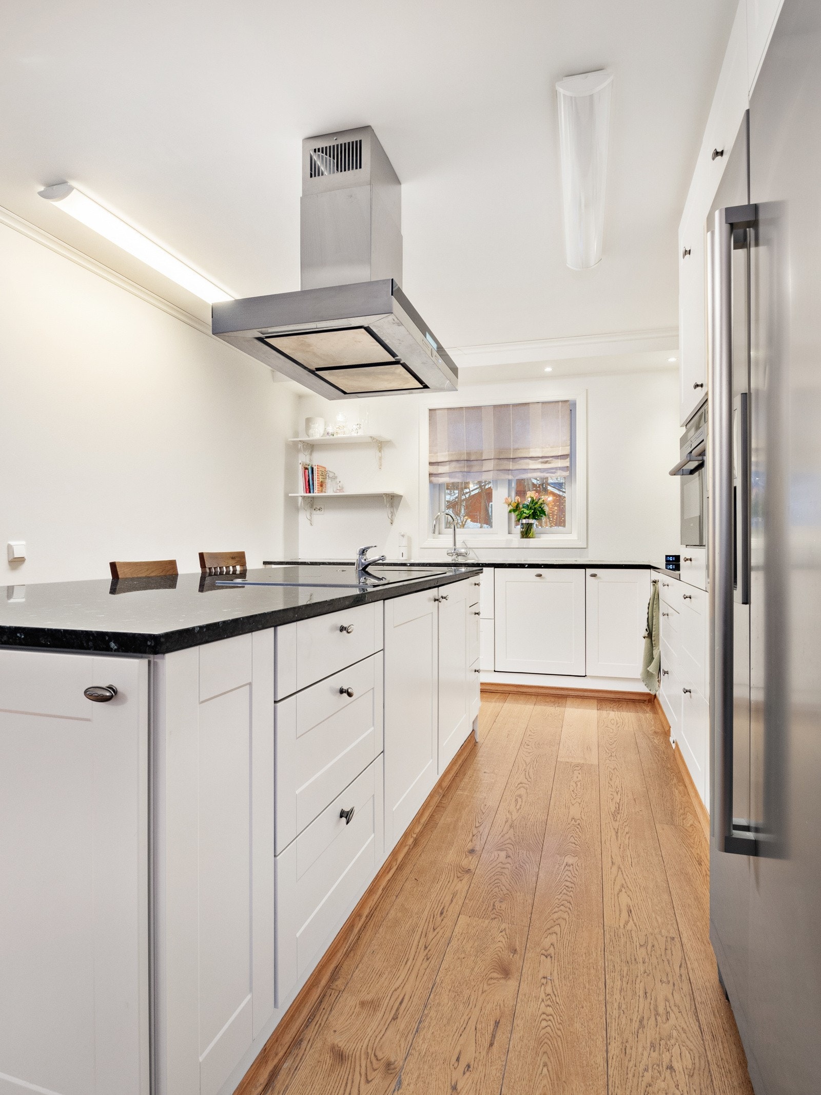 Det er også masse plass i over- og underskap, og i tillegg er det oppbevaringsplass i kjøkkenøya Galleribilde