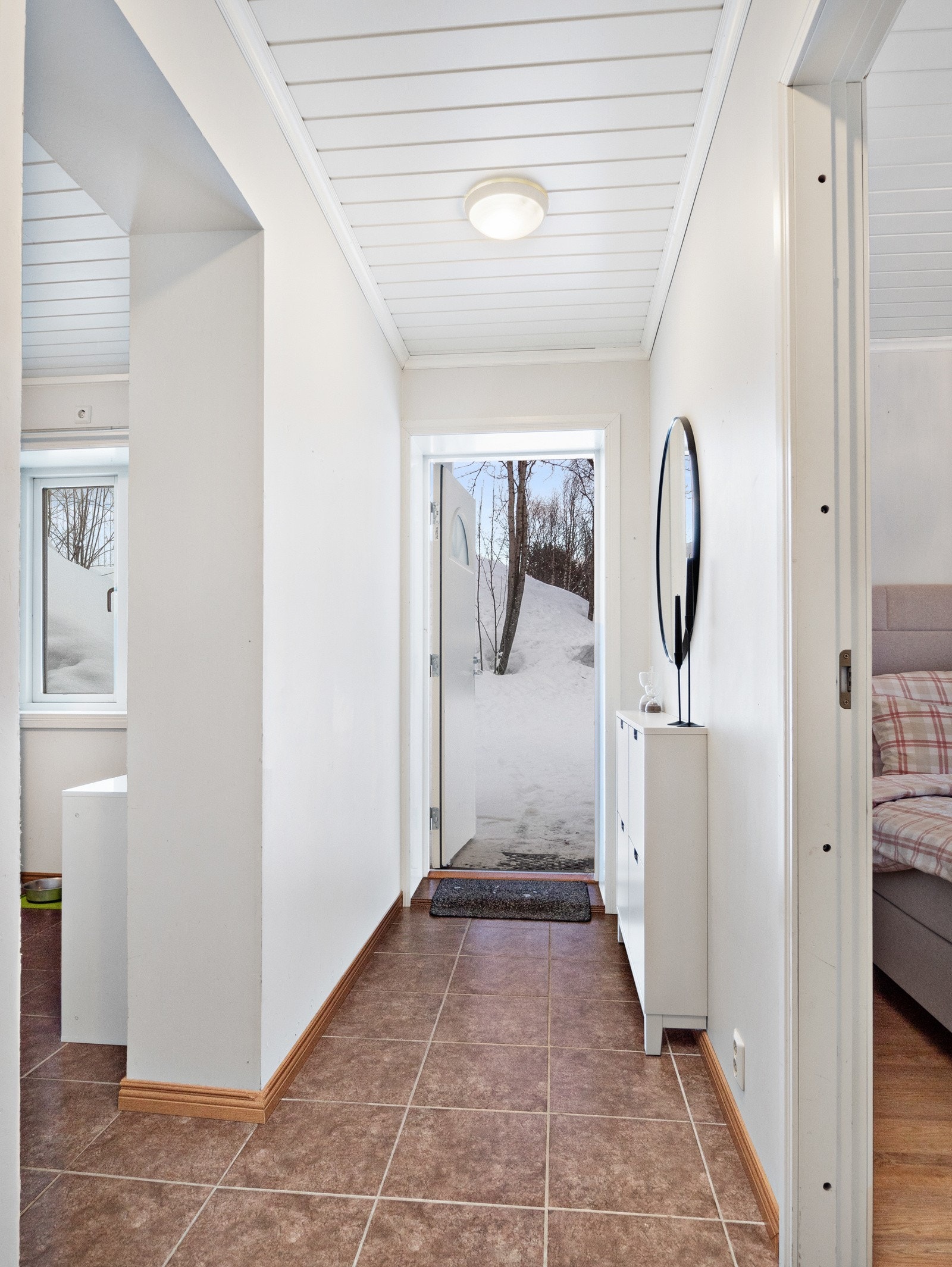 Entréen sett fra stuen, med kjøkken til venstre og soverom til høyre Galleribilde