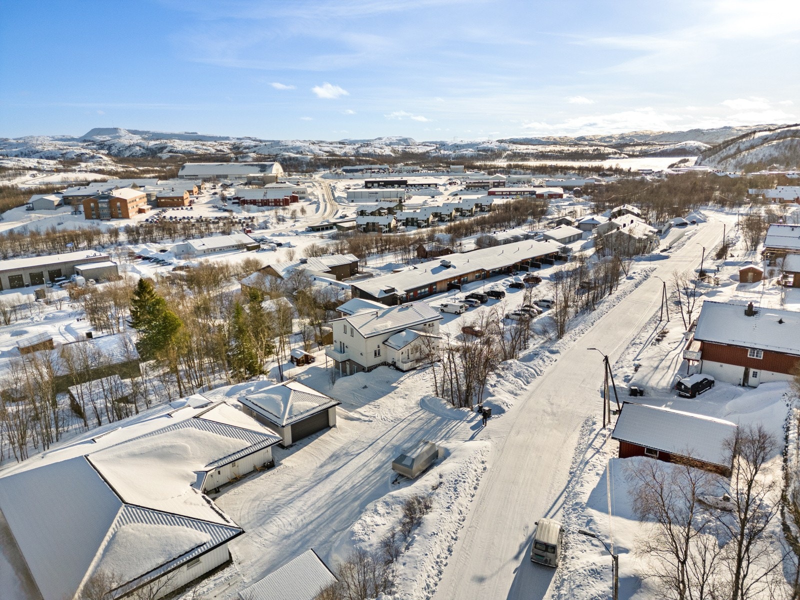 Eiendommen har en praktisk og sentral beliggenhet på Hesseng, med kort vei til skoler, barnehage, matbutikker etc Galleribilde