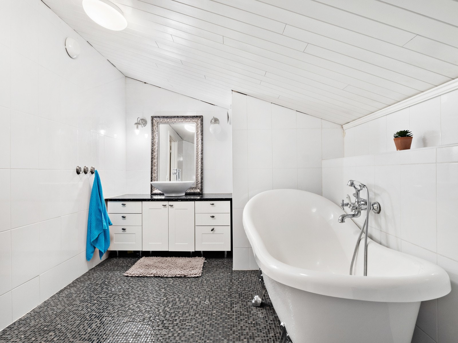 Det er fliser på veggger og gulv Galleribilde