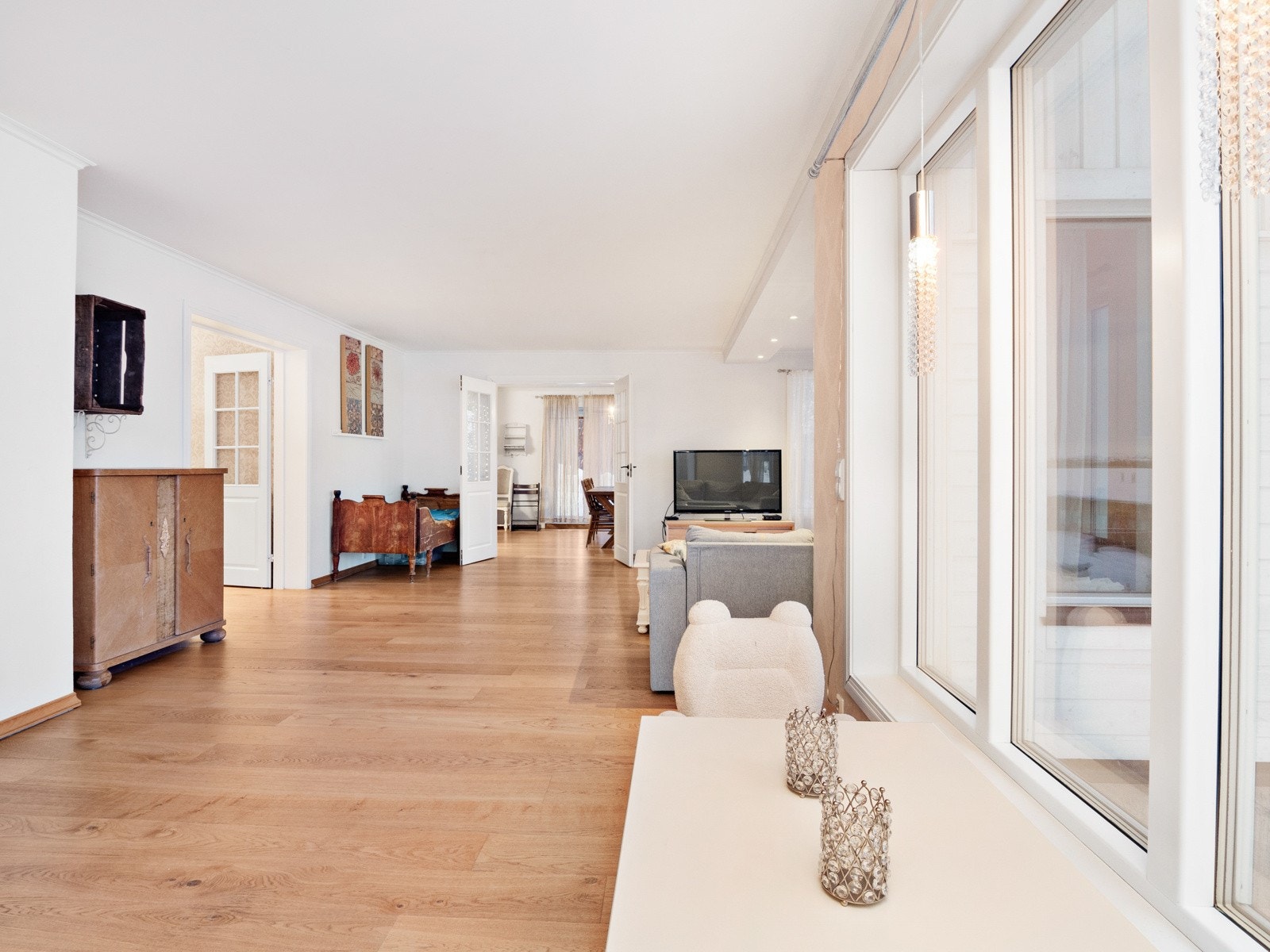 Stuen er - som resten av huset - holdt i lyse og behagelige farger Galleribilde