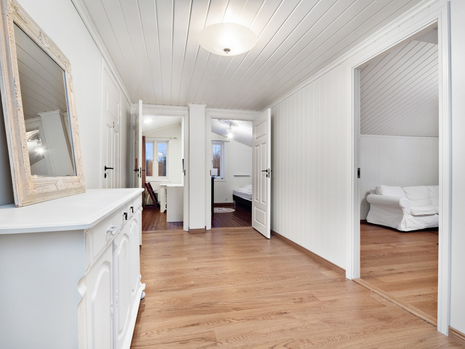 Gangen i overetasjen med to soverom rett frem og loftstuen til venstre Galleribilde