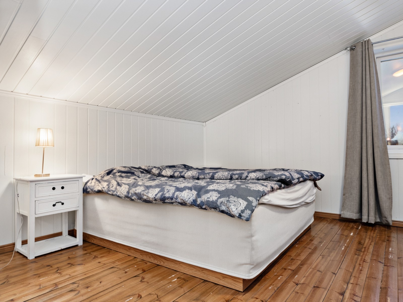 Hovedroverommet er stort og har god plass til seng og oppbevaring Galleribilde