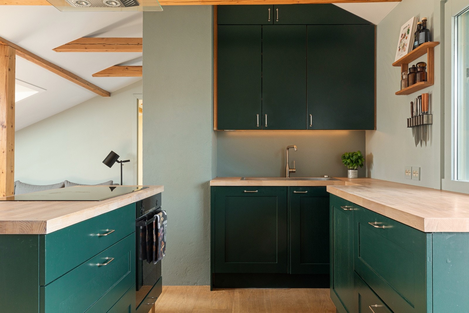 Integrerte hvitevarer: induksjon topp, ovn, kjøleskuff, fryseskap og oppvaskmaskin. Komfyrvakt. Det er kjøkkenventilator med avtrekk ut. Galleribilde