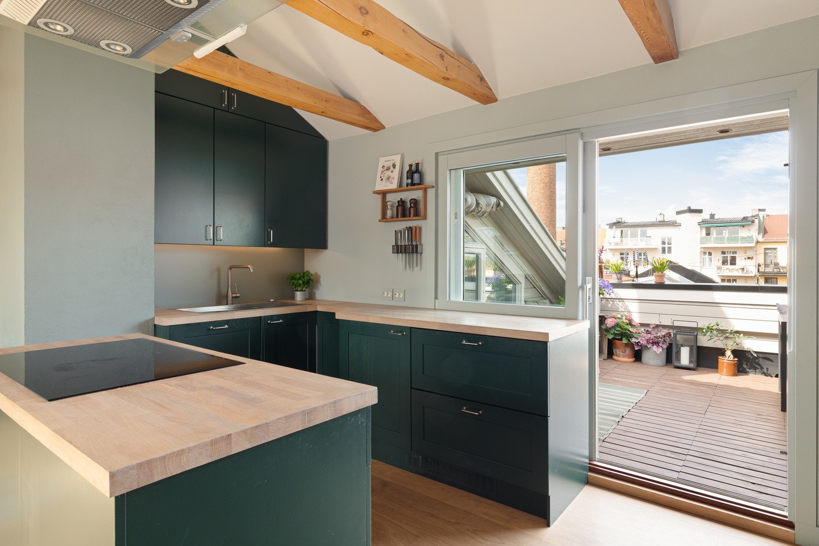 Kjøkkeninnredning fra 2020 med glatte fronter, benkeplate i heltre eik, oppvaskkum og ventilator Galleribilde