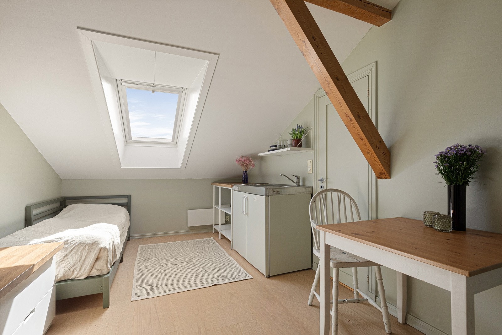 romslig oppholdsrom med stue/hybelkjøkken Galleribilde