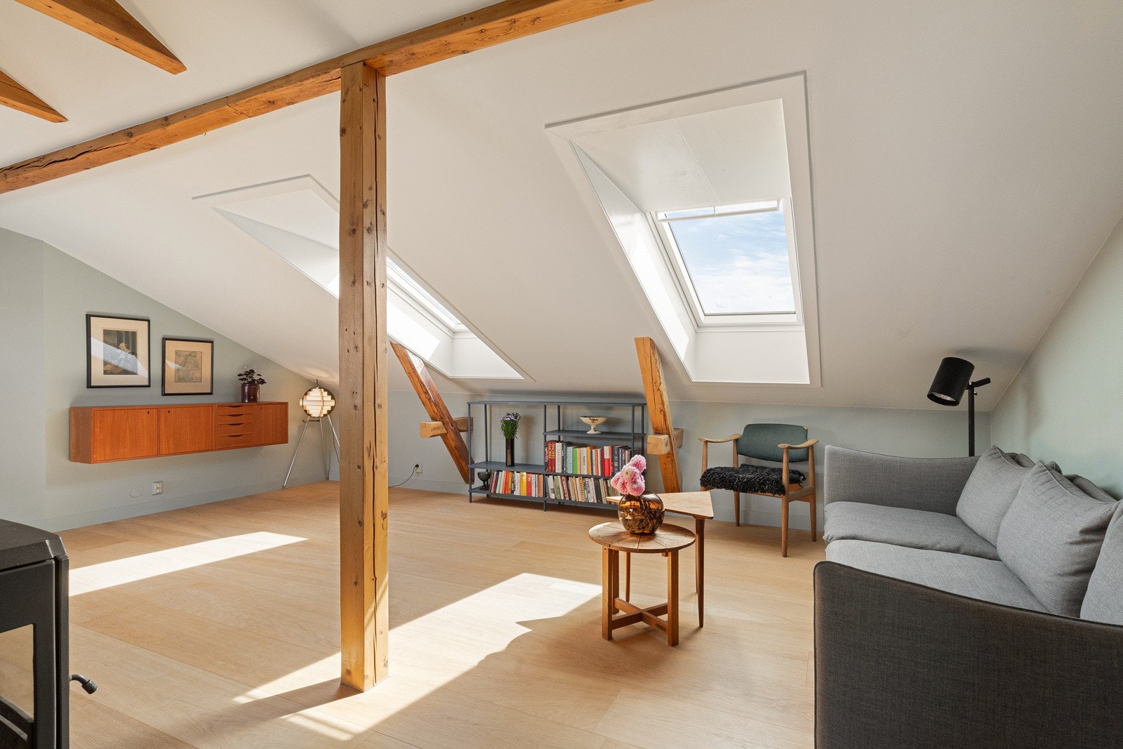 Leiligheten preges av lyse fargevalg og god planløsning med flere ulike soner Galleribilde