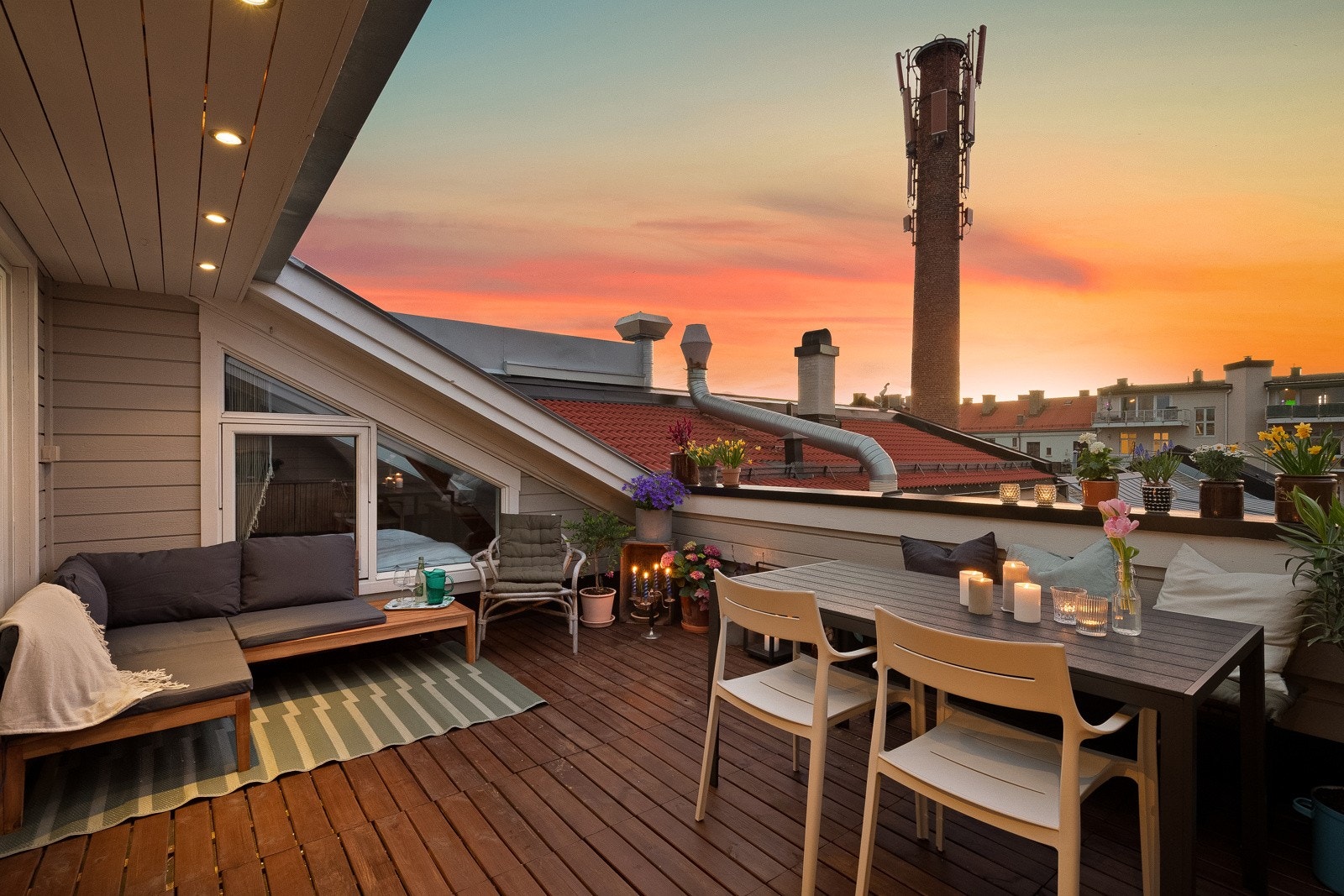 Her er god plass til både spisebord og lounge-område Galleribilde