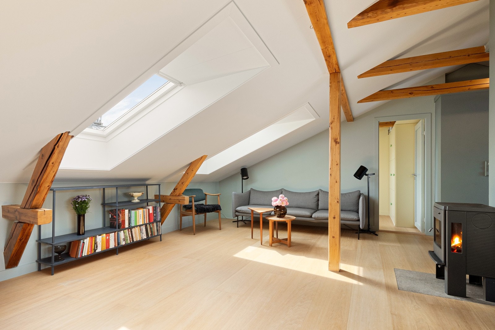 Her er det store vindusflater og skråtak med stedvis generøs takhøyde som skaper en lys og luftig atmosfære Galleribilde