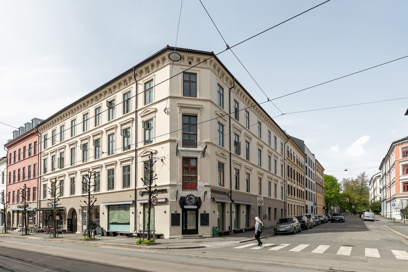 En attraktiv 4-roms loftsleilighet med egen hybeldel beliggende på populære Grünerløkka med gangavstand til alle byens fasiliteter. Galleribilde