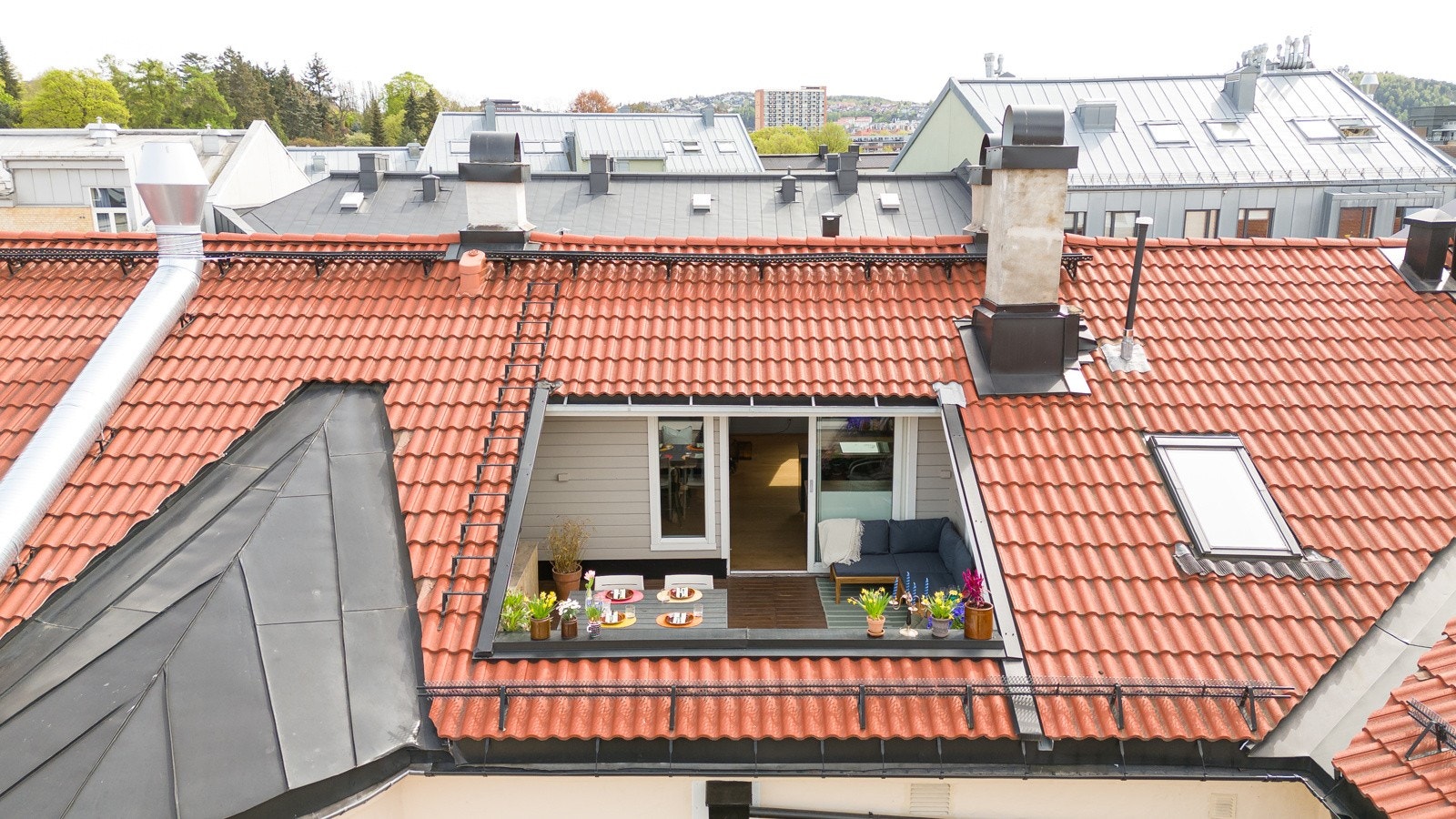 Selger informerer om at det på sommerstid er sol på terrassen fra ca. kl 12/12:30 til ca. kl 21:30 på kvelden. Galleribilde