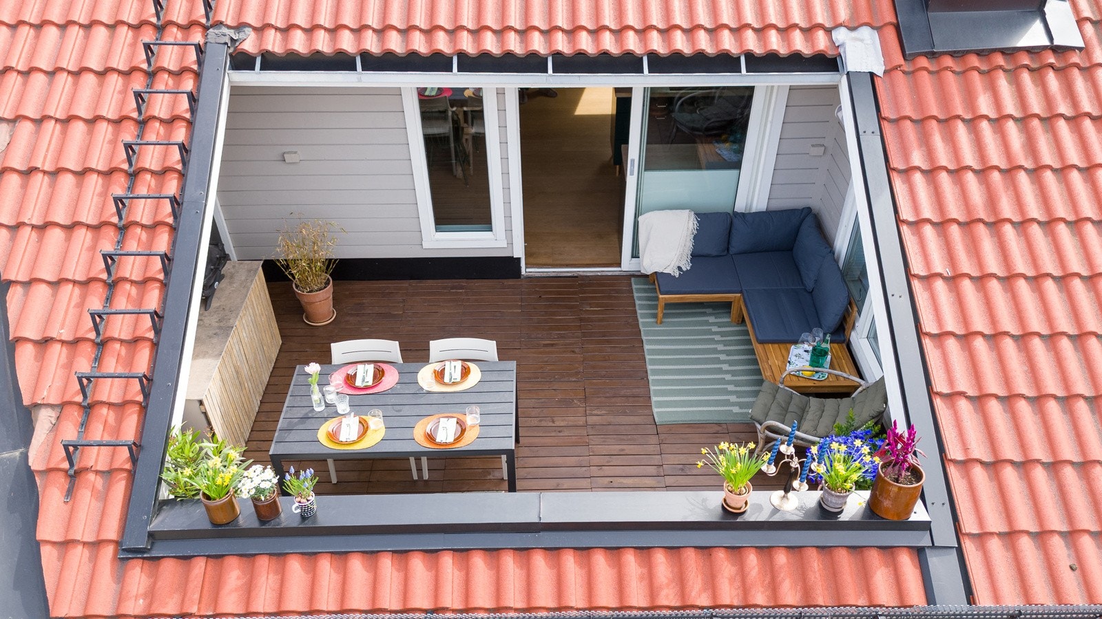 Her kan du sitte i skjermede omgivelser og nyte meget gode solforhold. Galleribilde