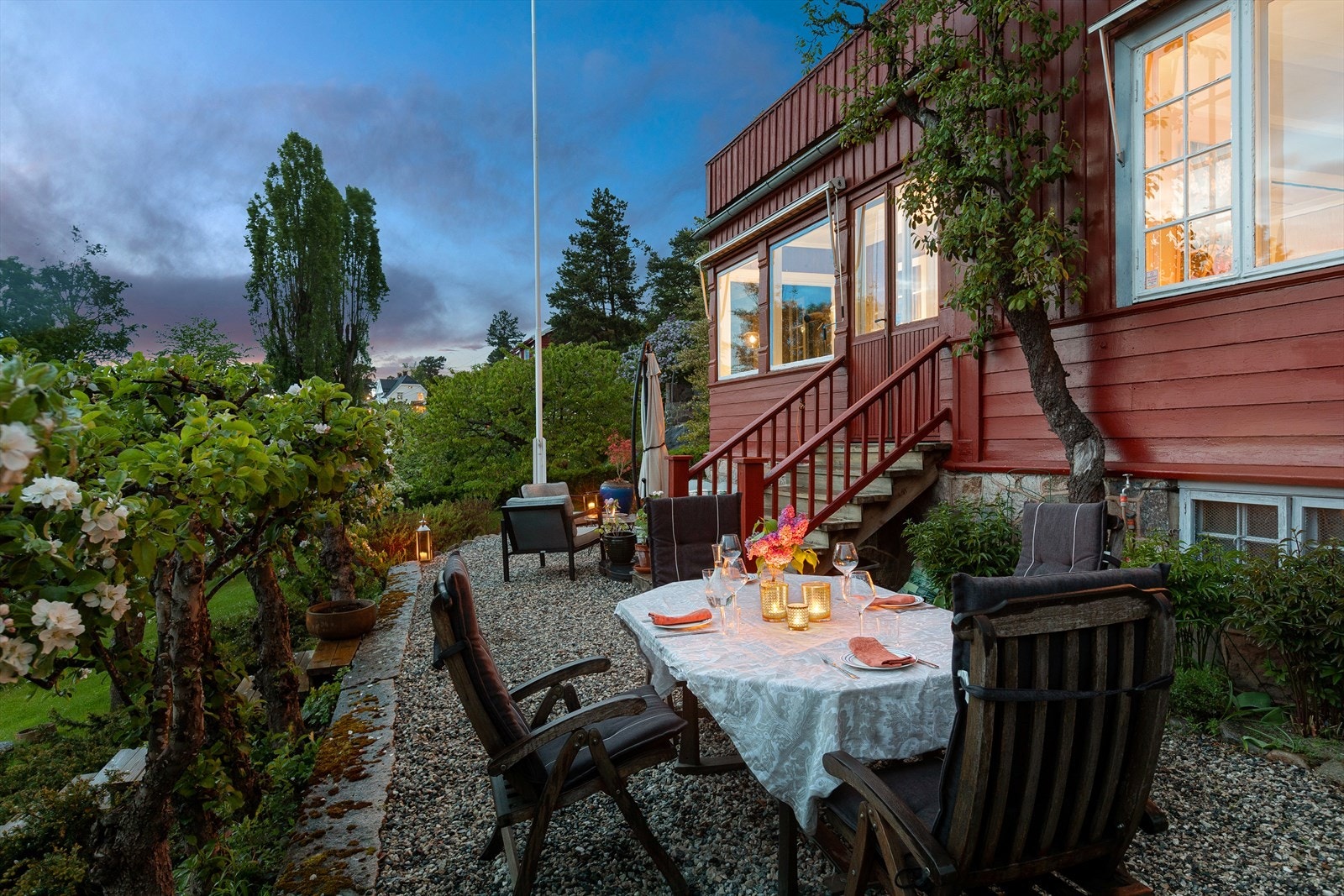 Boligen har flere store, skjermede og idylliske uteplasser. Galleribilde