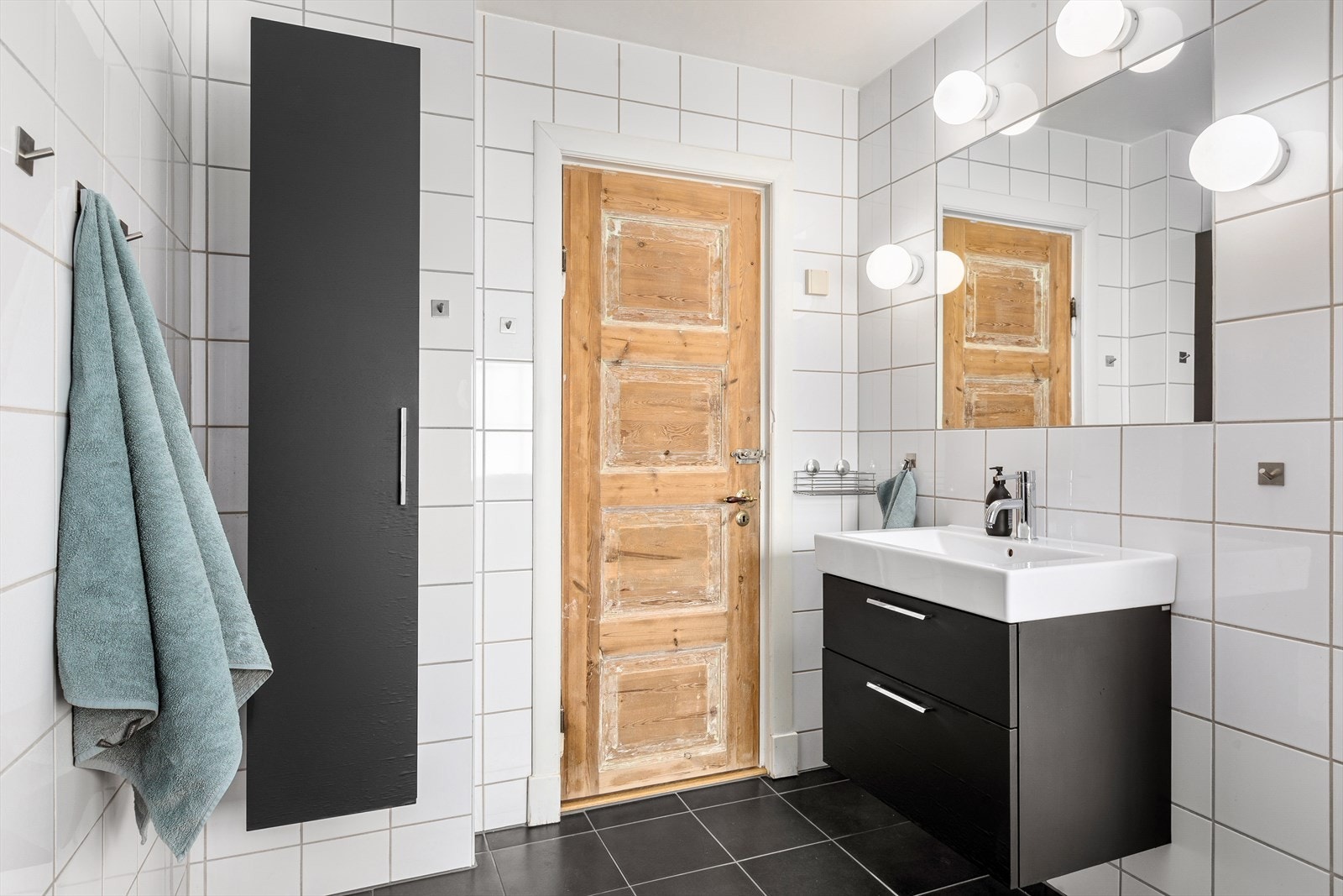 Badet har speil, skap og varmekabler. Galleribilde