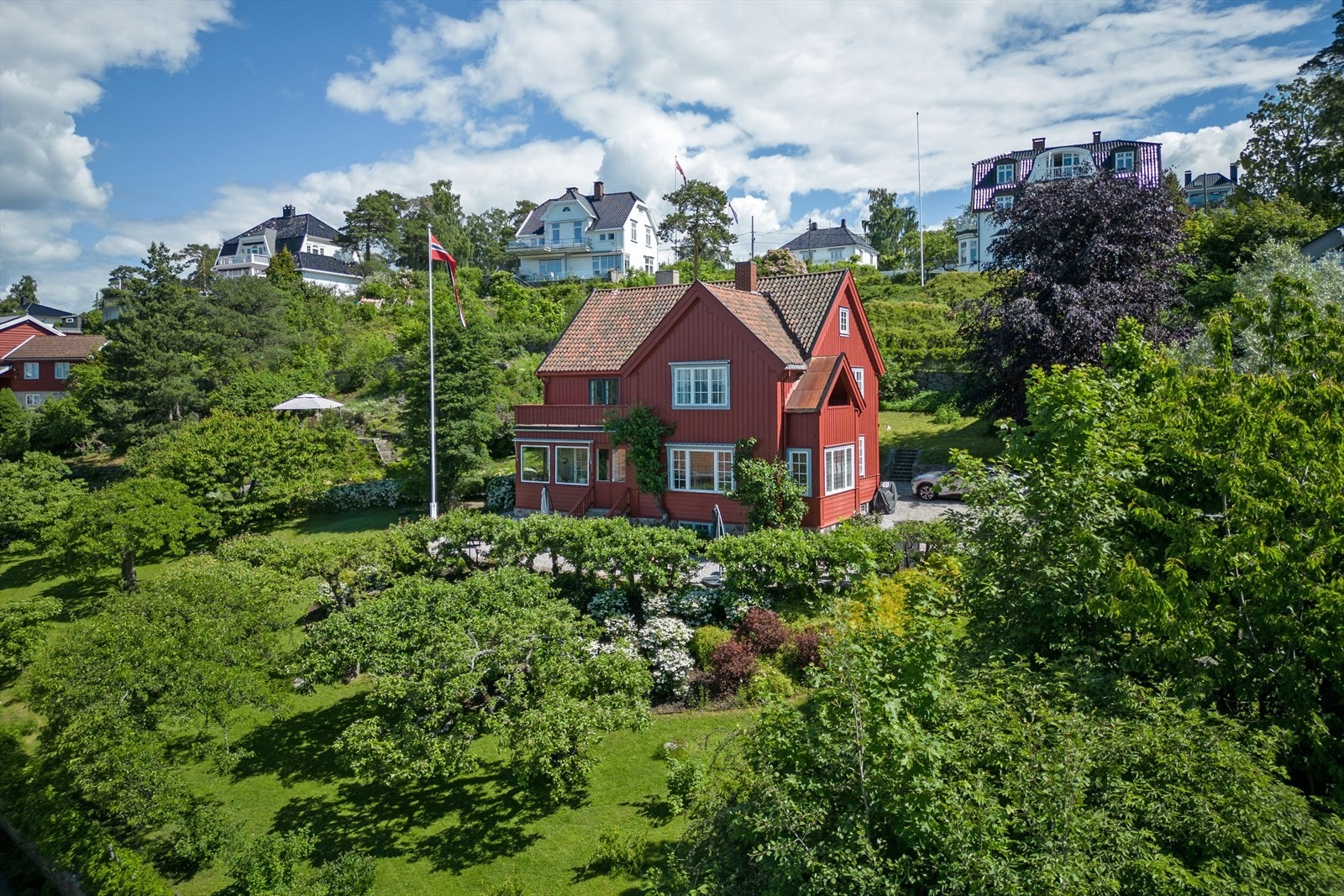 Eiendommen ligger idyllisk til i et stille og rolig boligområde. Her er det trafikkstille og svært barnevennlig. Galleribilde