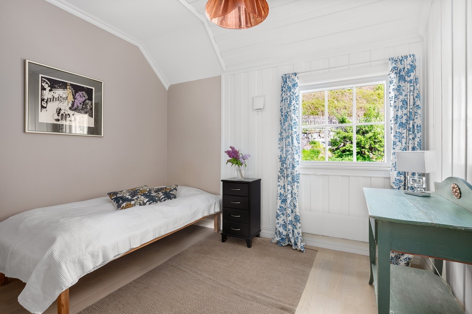Soverom 3 - Perfekt som barnerom, gjesterom eller kontor. Rommet har plass til dobbeltseng, skrivebord og garderobe. Galleribilde