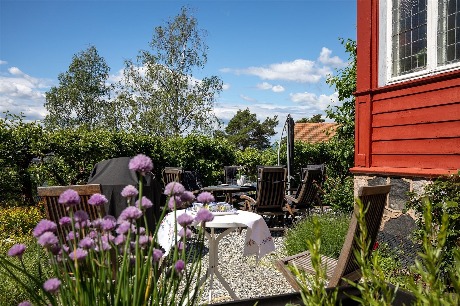 Boligen har flere store, skjermede og idylliske uteplasser. Galleribilde