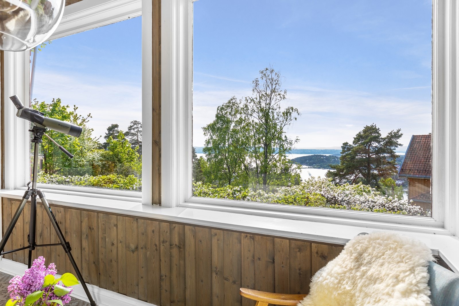 De store vinduene gir mye lys og en god atmosfære. Galleribilde