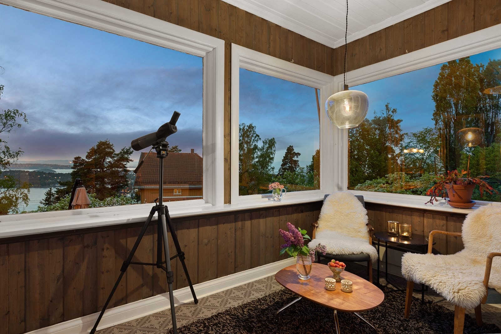 Kveldsstemning i hagestuen. Galleribilde