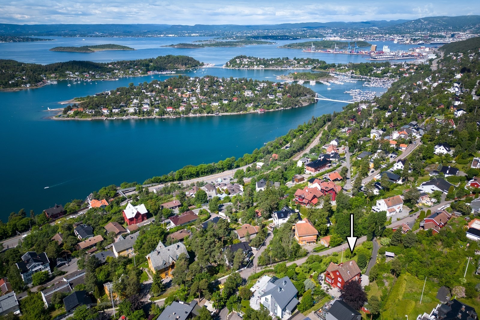Det er et stort utvalg av barnehager og skoler i nærområdet, og et rikholdig fritidstilbud med lokale idrettslag, foreninger, frilufts- og rekreasjonsområder. Galleribilde