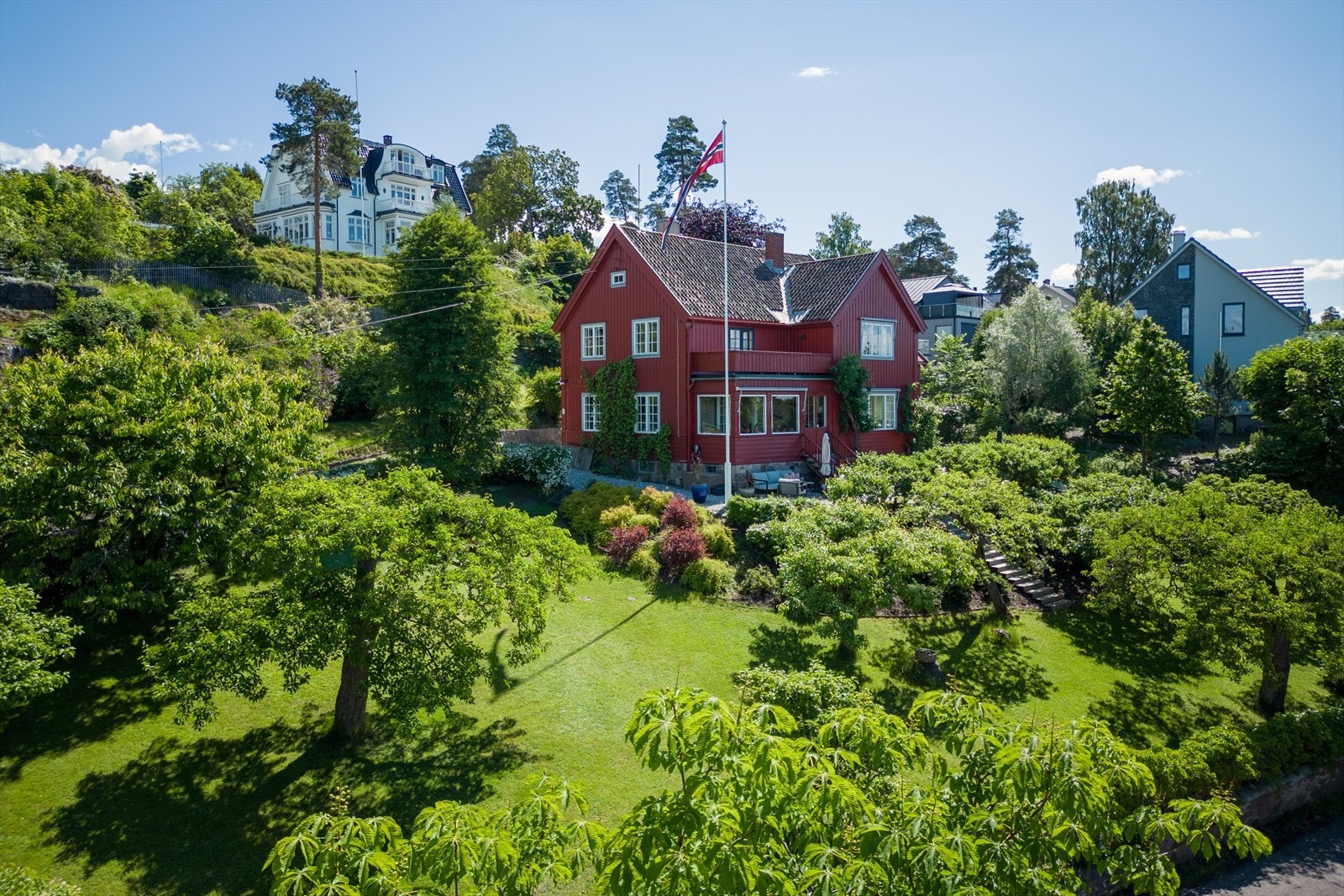 Velkommen til Kastellveien 12 presentert av Peter Björklund og Marthe Skabo ved Nordvik Bygdøy Allé. Galleribilde