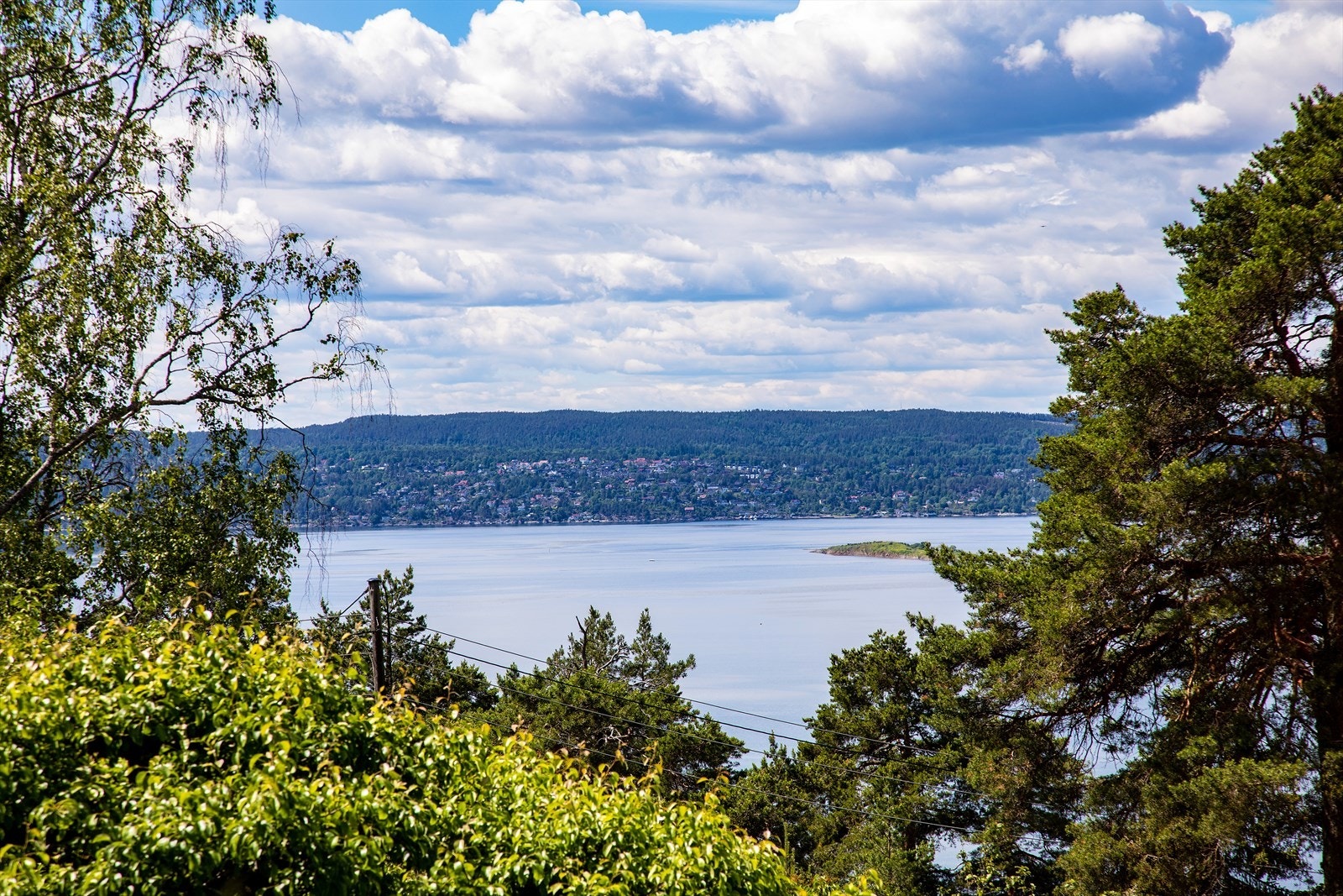 Eiendommen er solrikt beliggende på et høydedrag med svært gode solforhold og fantastisk utsikt over store deler av Oslo, Bunnefjorden og Nesodden. Galleribilde