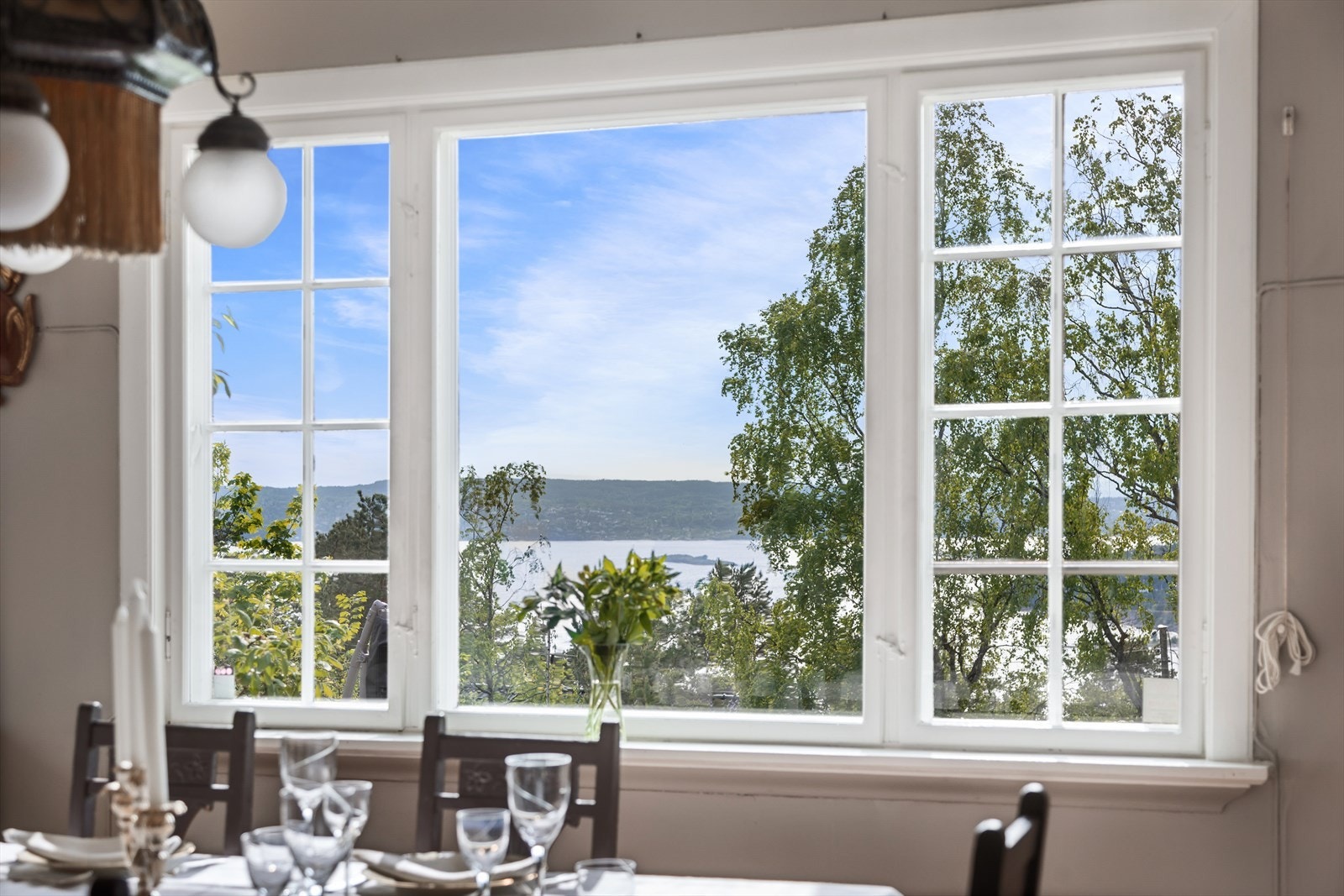 Fra spisestuen er det flott utsikt mot fjorden. Galleribilde