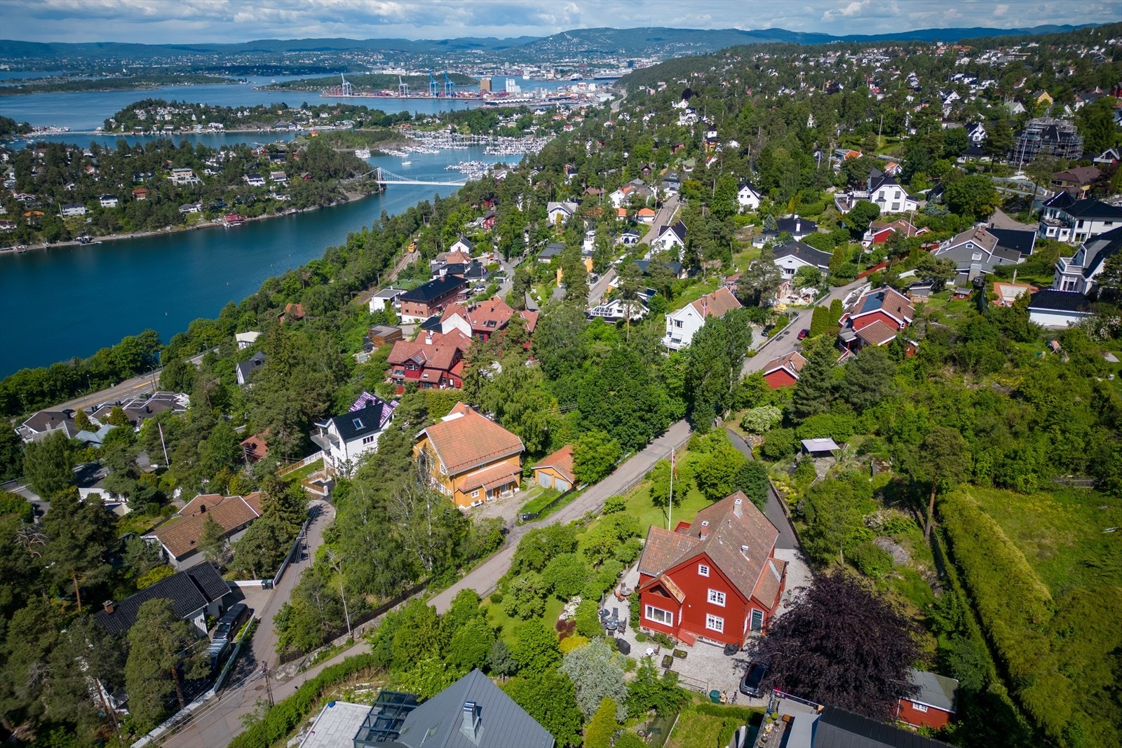 Nærområdet byr på flere flotte badeplasser langs Bunnefjorden med bl.a. Ulvøya, Nordstrand Bad, Sæterstrand badeplass, Katten, Fiskevollbukta og Hvervenbukta. Ljanselva byr på kilometervis med flotte tur- og rekreasjonsområder. Galleribilde