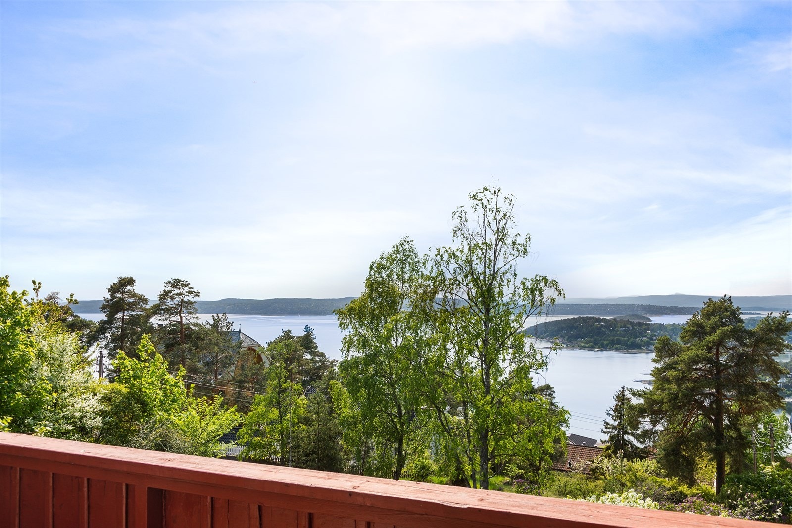 Fra verandaen er de flott utsikt til Nesodden, Malmøya, Ulvøya og Asker/Bærum. Galleribilde