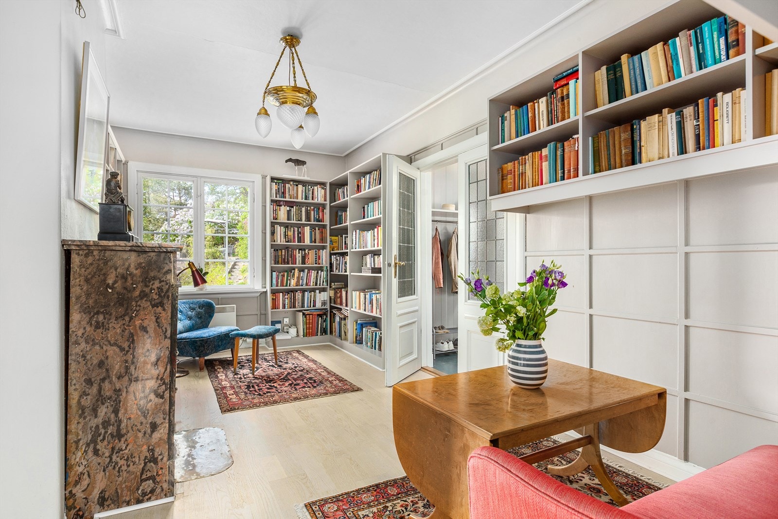 Forstue/bibliotek med plassbygde bokhyller. Galleribilde