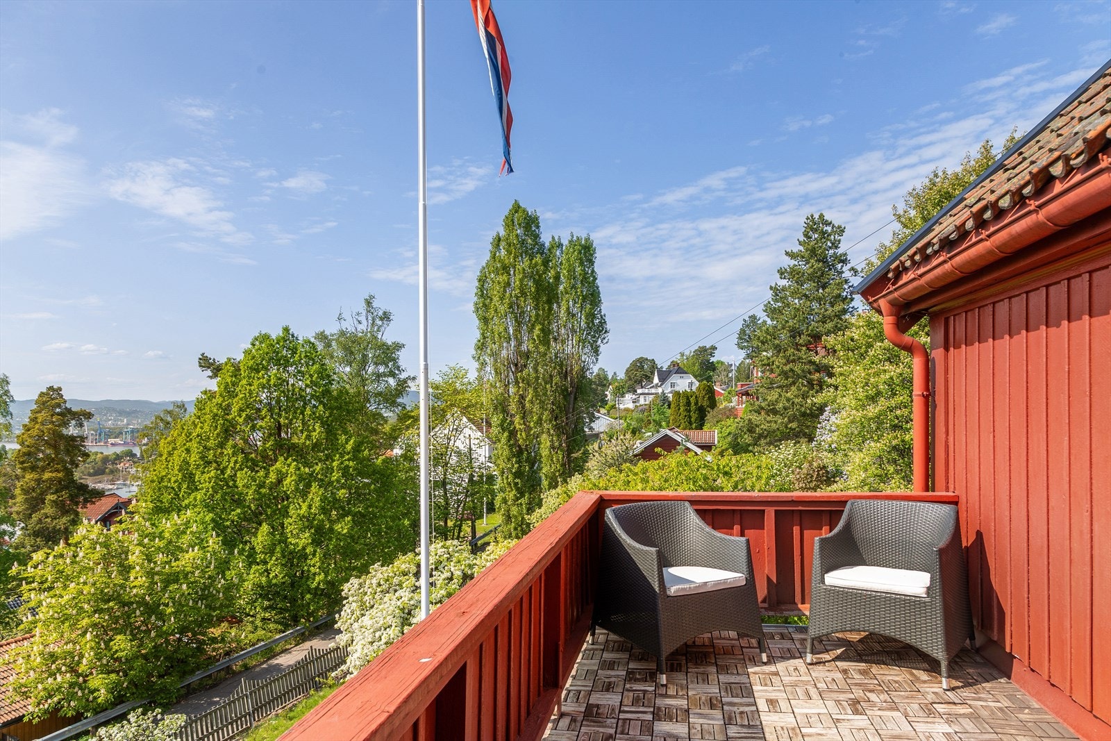 Den store verandaen har god plass til hyggelig sittegruppe. Galleribilde